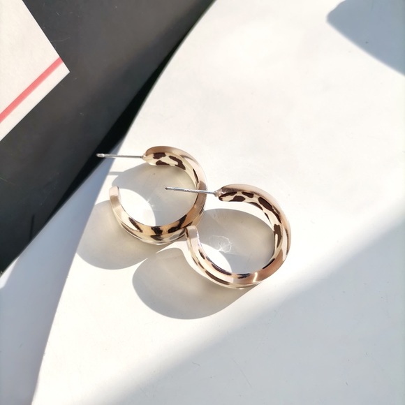 💙💕💕Last one Leopard Acrylic Hoops Earrings - Picture 6 of 11